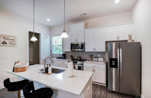 Stylish 3BR Home in CLT, Close to Downtown, Airport, WFH & Parking & Family Friendly & Business Ready - Foto 63