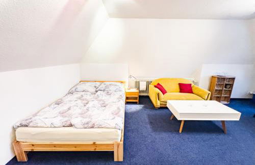 TraveNah - Ruhige 3-Zimmer-DG-Ferienwohnung im Grünen mit eigenem Eingang und Fahrradgarage - Foto 7