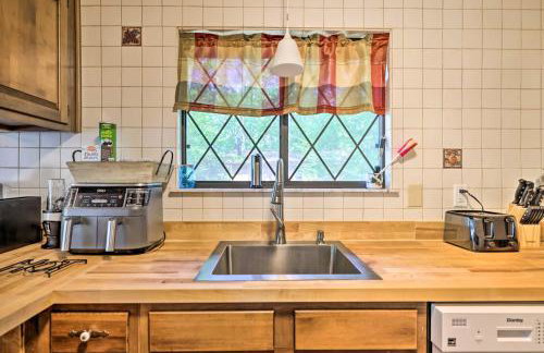 Walk to Lake Game Room Getaway in Pocono Summit! - Foto 19