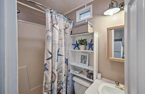 Middle Bass Island Escape Resort Pool and Bar! - Foto 11