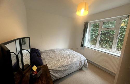2 Bedroom-House-Sleeps 5 In Front Horley Station -Near Gatwick Airport - Foto 13