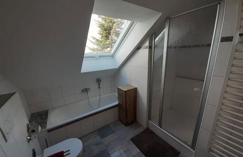 Fewo Steinhohle, DG 45qm, 1 Schlafzimmer & 1 Wohn-Esszimmer mit Bett - Foto 7