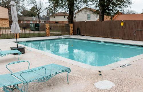 Rest Easy Retreat - 2BR Near SHSU - Pool - WiFi - Free Parking - Foto 18