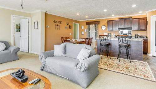 Near Hiking! Mtn-View Midway Home with Deck - Foto 4