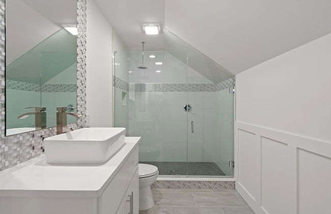 Brand NEW Expansive Coastal Home w/ Custom Furnishings Sleeps 15 - Foto 29