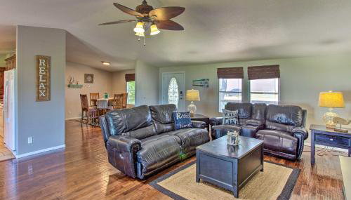 Lakefront Retreat with Pier, Bar Hut and Fireplace! - Foto 3