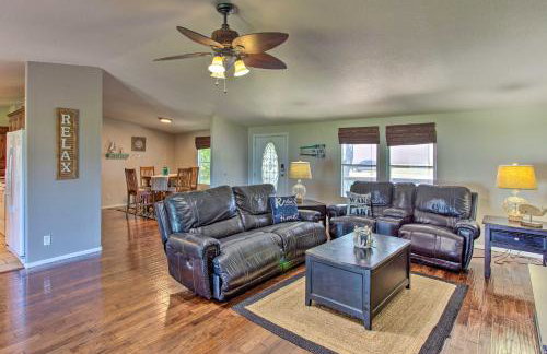 Lakefront Retreat with Pier, Bar Hut and Fireplace! - Foto 3