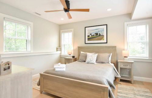 Gorgeous Architectural Home w Water Views - Foto 21