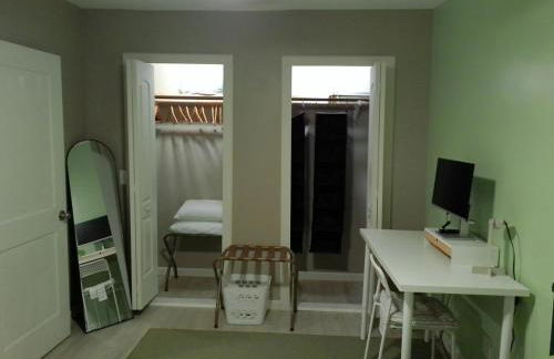 King Bed Creekfront Retreat in Jacksonville - Photo 5