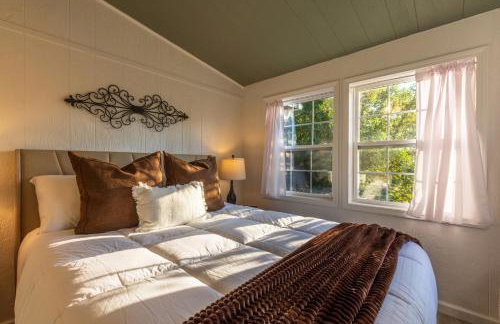 Cozy Spring Night HotTub Firepit PetFriendly Patio - Foto 3