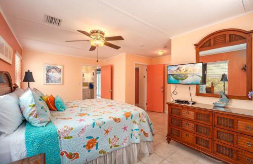 Waterfront Beach House with Dock & Heated Pool - Foto 18