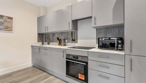 City Service Lets - Ground Floor 2 Bed Apartment in Cheam Village with Free Parking and Easy London Access - Foto 5, stove, dishwasher, pet friendly, toaster