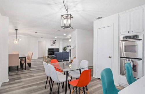 Newly remodeled 5BR 3BA w/pool 16 ppl - Photo 20