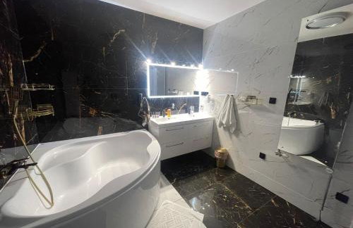 Luksusowa Ekskluzywna willa z sauną,siłownią dużym ekskluzywnym salonem na wyłączność eksluzywny duży dom 2 poziomy-dom nowoczesny styl elegancki 3 łazienki , sypialnia,salon, 2 duże garaże POMYSŁ NA JESIENNO ZIMOWY WYJAZD wolne terminy !! - Foto 41