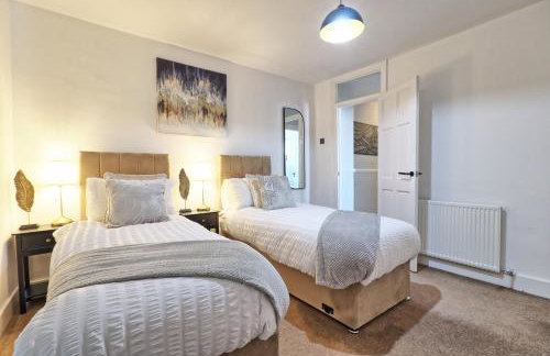 Large Southend Beach House Sleeps 8 Free Parking x 2 Perfect for Contractors 4 King Beds or 8 Single Beds by The Opulent Property Project UK - Foto 12