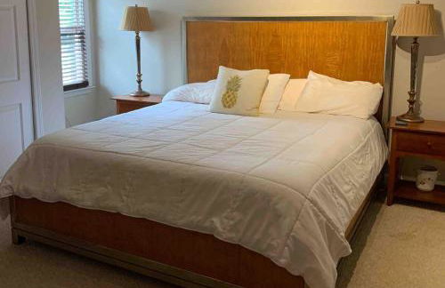 3 Bedroom Cozy Cottage with fenced in backyard and hot tub 4 miles to the beach - Foto 19