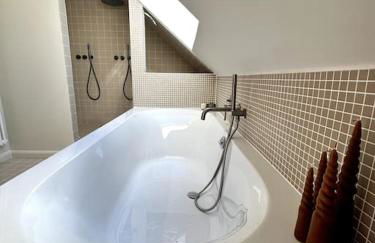 Villa ACMÉ 200 m du lac d'Annecy avec Piscine et Jacuzzi 14 personnes - Foto 9