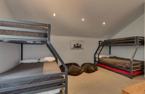 Mod Haus by Tahoe Getaways - Mountain Modern West Shore Home w Private Beach and Pier, Near Skiing - Foto 12