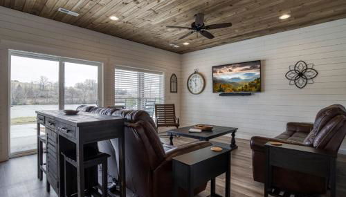 Lazy River Cabin, River Front, Hot Tub, WIFI, 560 in FREE Attraction tickets each paid day! - Foto 5