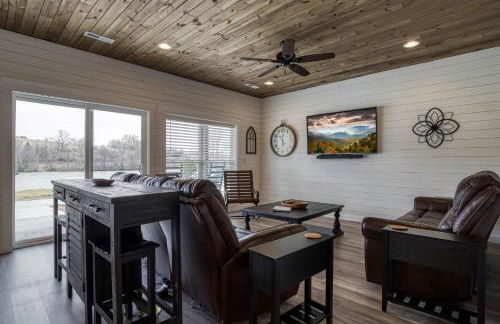 Lazy River Cabin, River Front, Hot Tub, WIFI, 560 in FREE Attraction tickets each paid day! - Foto 5