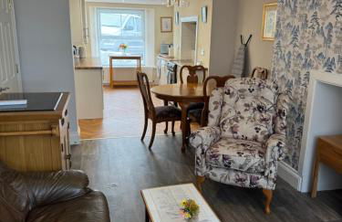 Spacious, sleeps 7, 2 baths, Central Saltash - Photo 11