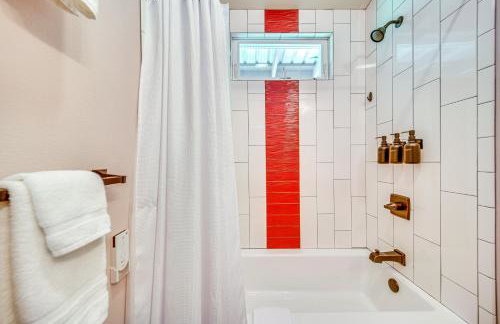 Rainforest Stay with Hot Tub Less Than 3 Mi to Natl Park! - Foto 16