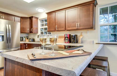 Lakeside Blue Eye Escape with Game Room and Hot Tub! - Foto 8