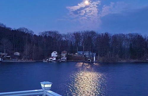 Waterfront Wolcott Vacation Rental with Deck and Views - Foto 32