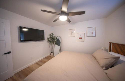 Centrally Located Cozy Modern Home in Bethel - Foto 49