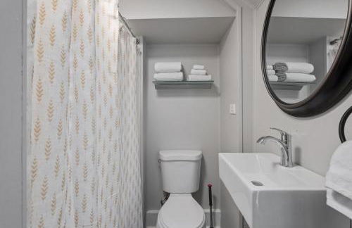 Stylish & Large Top Floor w Private Front Porch - Foto 9