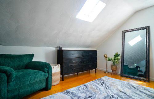 Walk Everywhere | 2-Bedroom House w/ Backyard - Foto 17