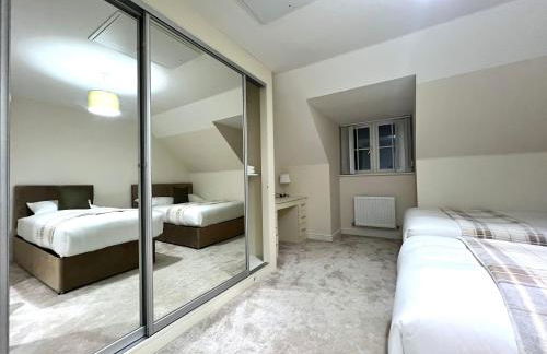 Swan's Place - Large 4bed home, Sleeps 9, Parking x2 & Games room - Foto 54