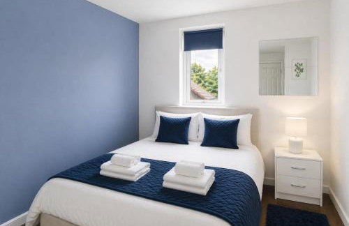 Modern 2 Bedroom House with Parking - Photo 43