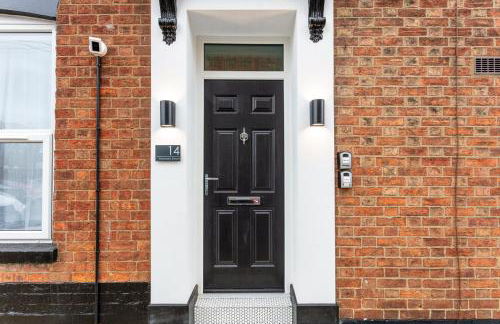 4 Bedroom 4 Bathroom House - Sleeps 7 - Prime Location, Free Parking, Self-Check-In, Workspace, Fast Wifi and Smart TV with Virgin TV and Netflix by Yoko Property - Photo 31