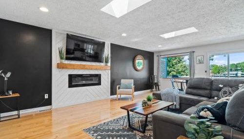 Lake Front Outdoor Living Sleeps 8 - Photo 2