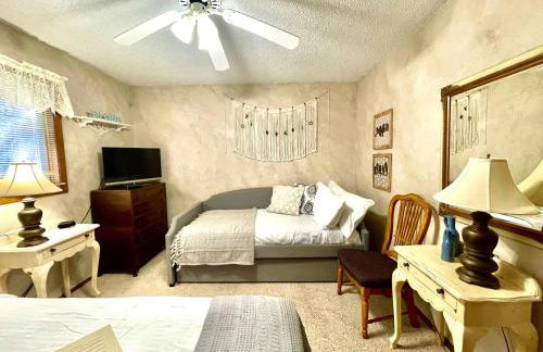 Forest view, log-sided two bedroom, two bath condo on Lake Ouachita, condo - Foto 17