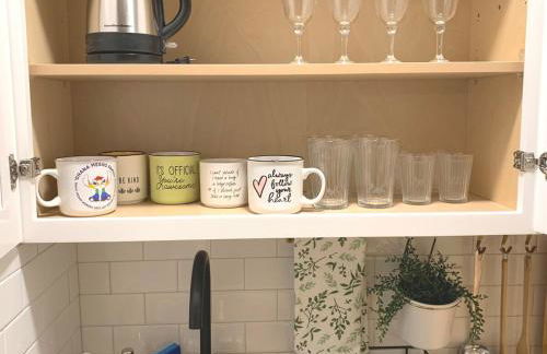 New cozy studio 2 queen beds kitchen walk to water! - Foto 14