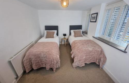 Neet Retreat - sleeps 7 next to beach - Foto 37