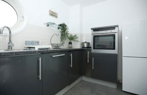 2 bedroom Apartment In Cardiff Bay with Private Parking By N And N Stays, perfect for corporate and leisure stays, long stays welcome, Scafollding currently on building, does not affect the apartment - Photo 6