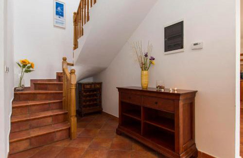 Elegant 4-Bedroom Villa with Private Pool and Amazing Sea Views - Photo 24