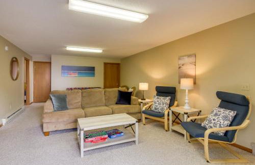 Sandy Beach Family Getaway with Fire Pit and Deck! - Foto 13