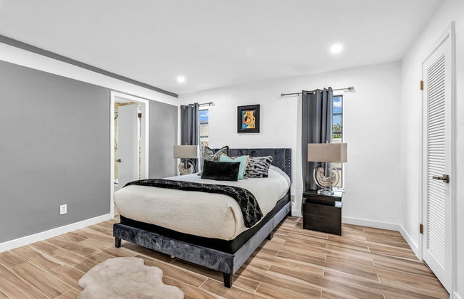 Family-friendly 5BR Home w/ Heated Pool & Parking - Foto 14