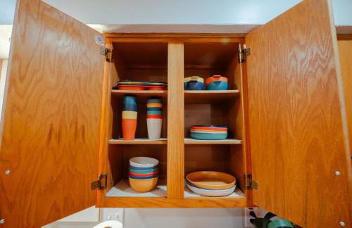 The Orange Lounge - 8 min to KU & Mass - Photo 26