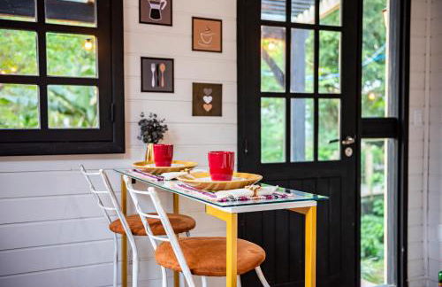 Tiny House com Banheira Privativa, Deck no Jardim com Rede Suspensa sobre o Riacho e Lareira Externa em Meio à Natureza - Photo 4