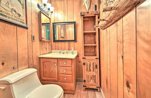 Near Hiking Trails Woodsy Pine Cabin with Fire Pit - Foto 12