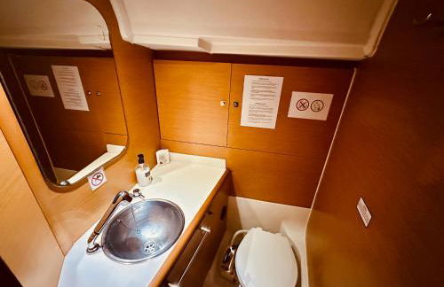 Sleep aboard a modern sailboat in Oeiras - Photo 29