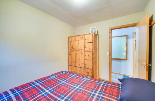 Cozy Birchwood Retreat on UTV Trail with Hot Tub! - Foto 14