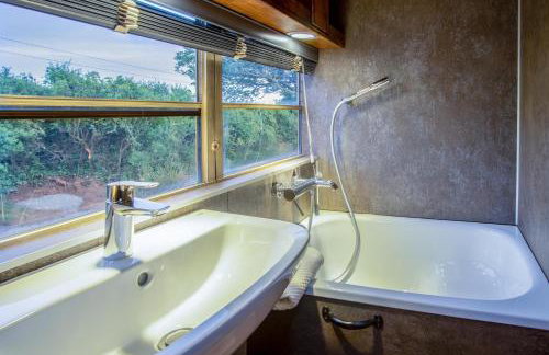 American School Bus - 1 Bedroom - Blossom Farm - Tiers Cross - Foto 48