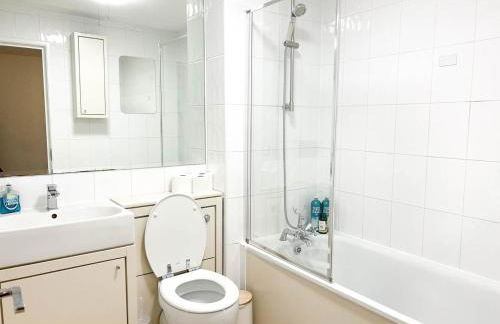 2-Bed Apartment Near ExCeL - Free Parking & WiFi - Ideal for Families, Business & Leisure - Foto 19