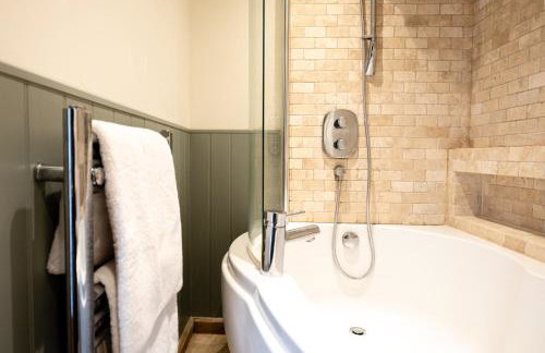 The Coach House - Beautiful Home in Cheltenham! - Photo 17